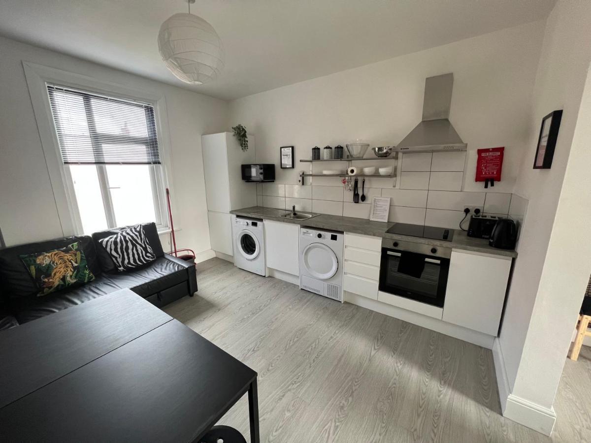 Safari Apartment, Free Parking, 10Min Walk To Blackpool Tower, Sleeps 12 מראה חיצוני תמונה