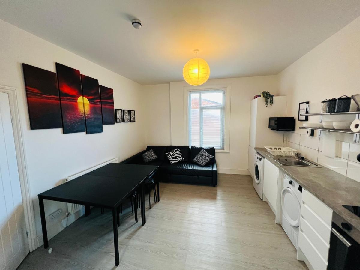 Safari Apartment, Free Parking, 10Min Walk To Blackpool Tower, Sleeps 12 מראה חיצוני תמונה